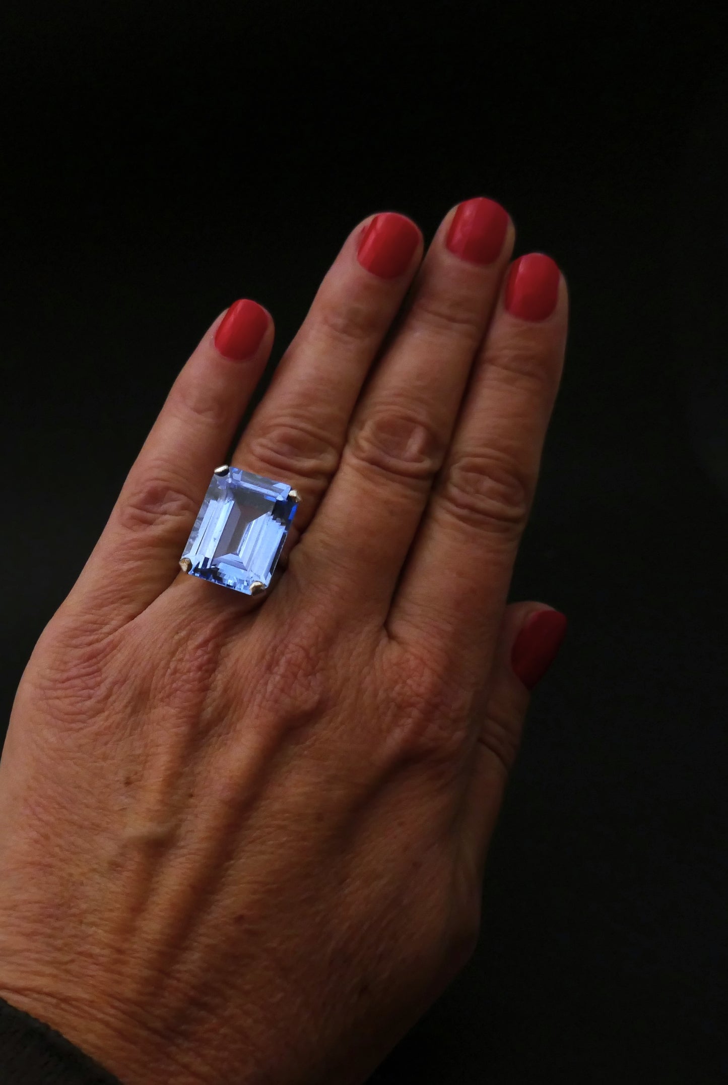 Bague Sertie d'Un Important Spinelle de synthèse, Monture En Argent