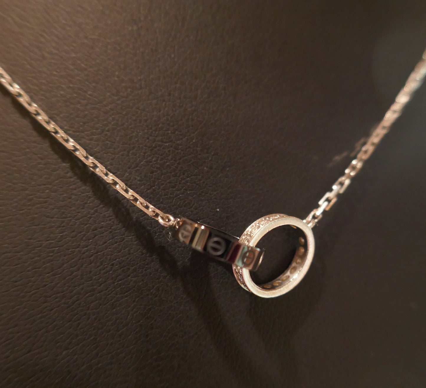 CARTIER Pendentif Baby Love Diamants Et Céramique, Edition Limitée