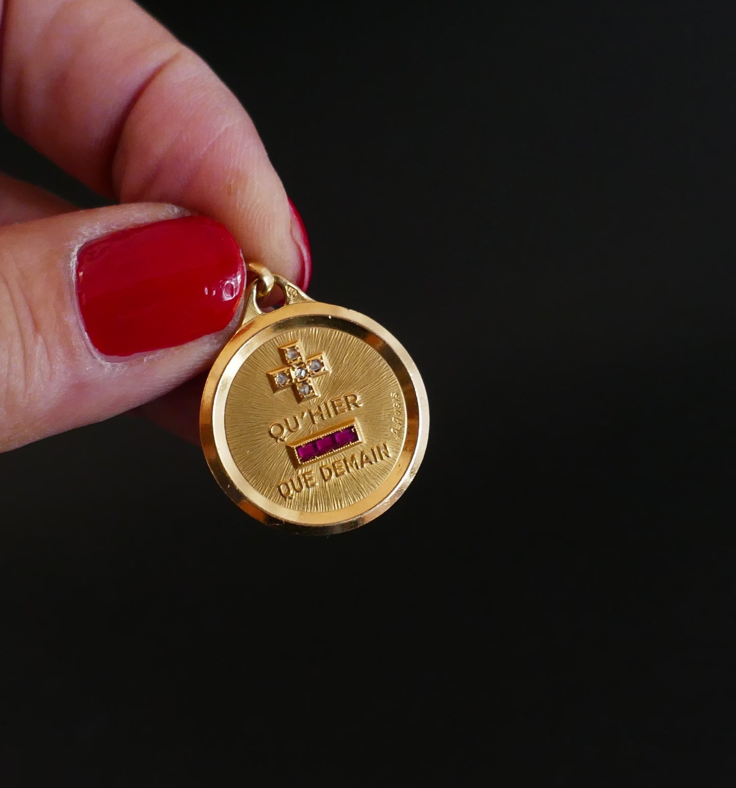 Médaille Augis, Diamant, Rubis Calibrés, Or 18 Carats