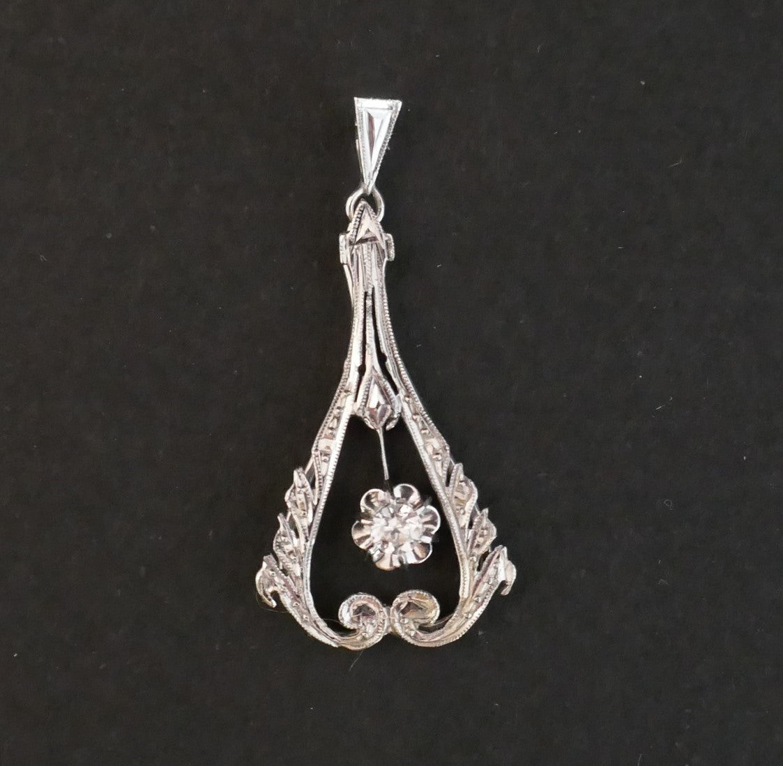 Pendentif Art Déco Serti D'un Diamant Or Blanc 18 Avec Chaîne Or Blanc