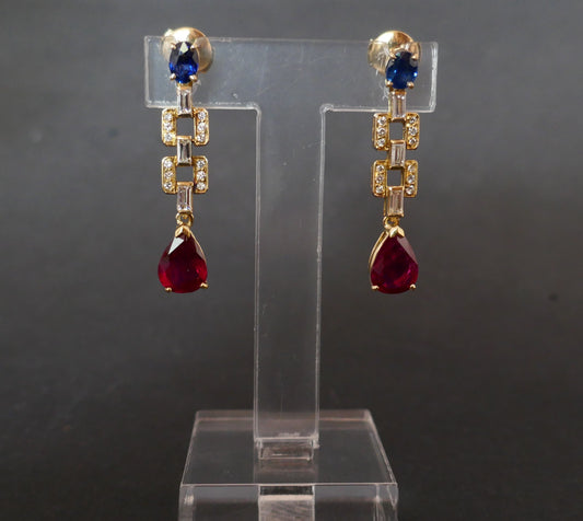 Paire De Boucles d'Oreille Saphirs, Diamants Et Rubis, Or 18 Carats.