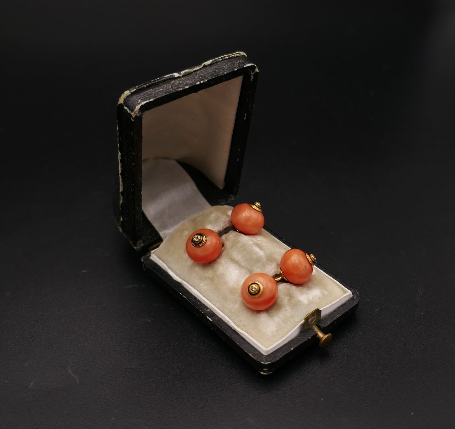 Paire de boutons de manchette corail, diamant or 18K