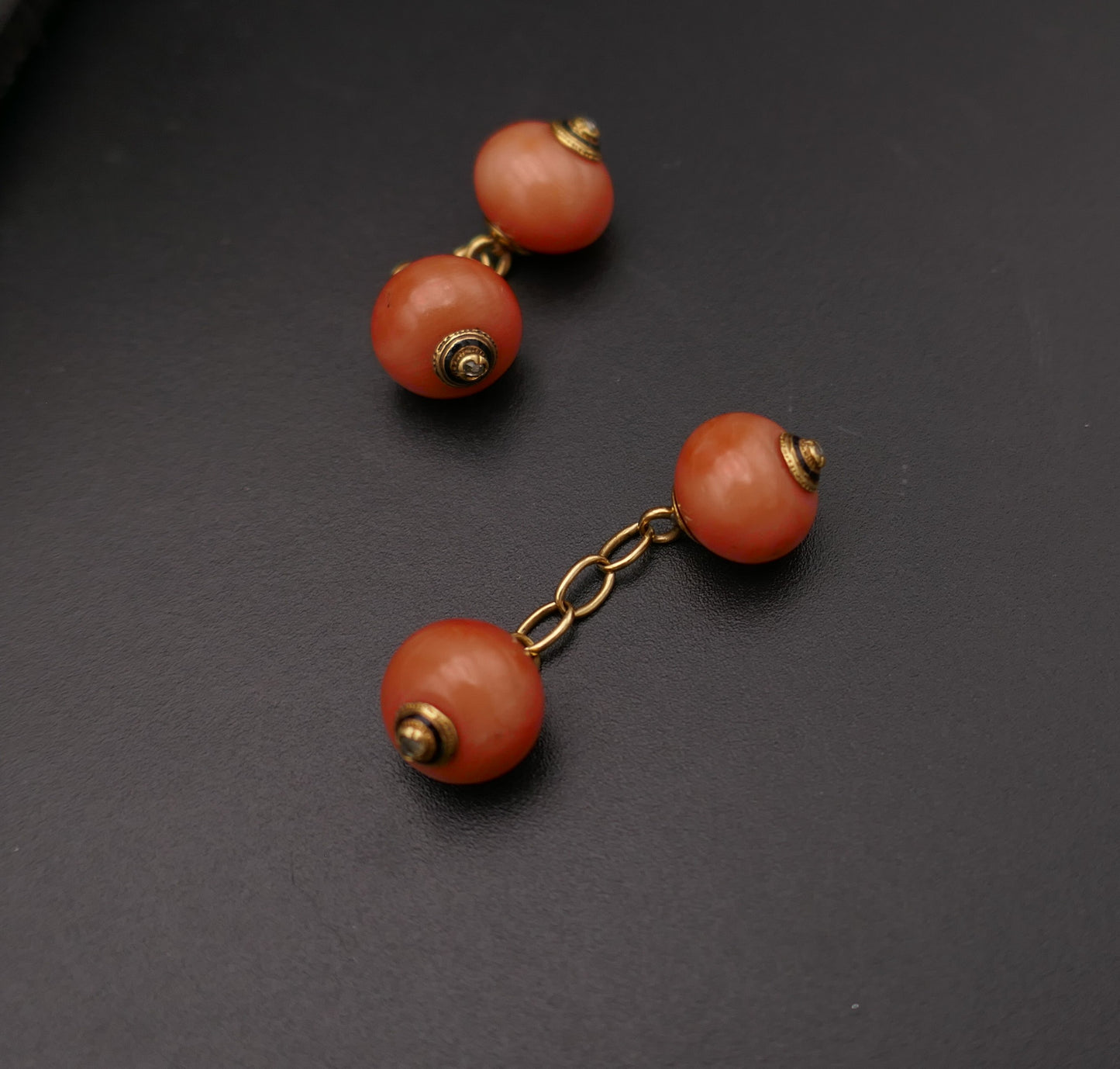 Paire de boutons de manchette corail, diamant or 18K