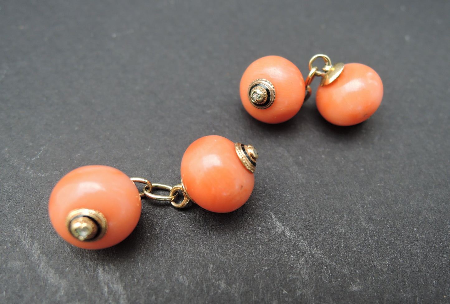 Paire de boutons de manchette corail, diamant or 18K