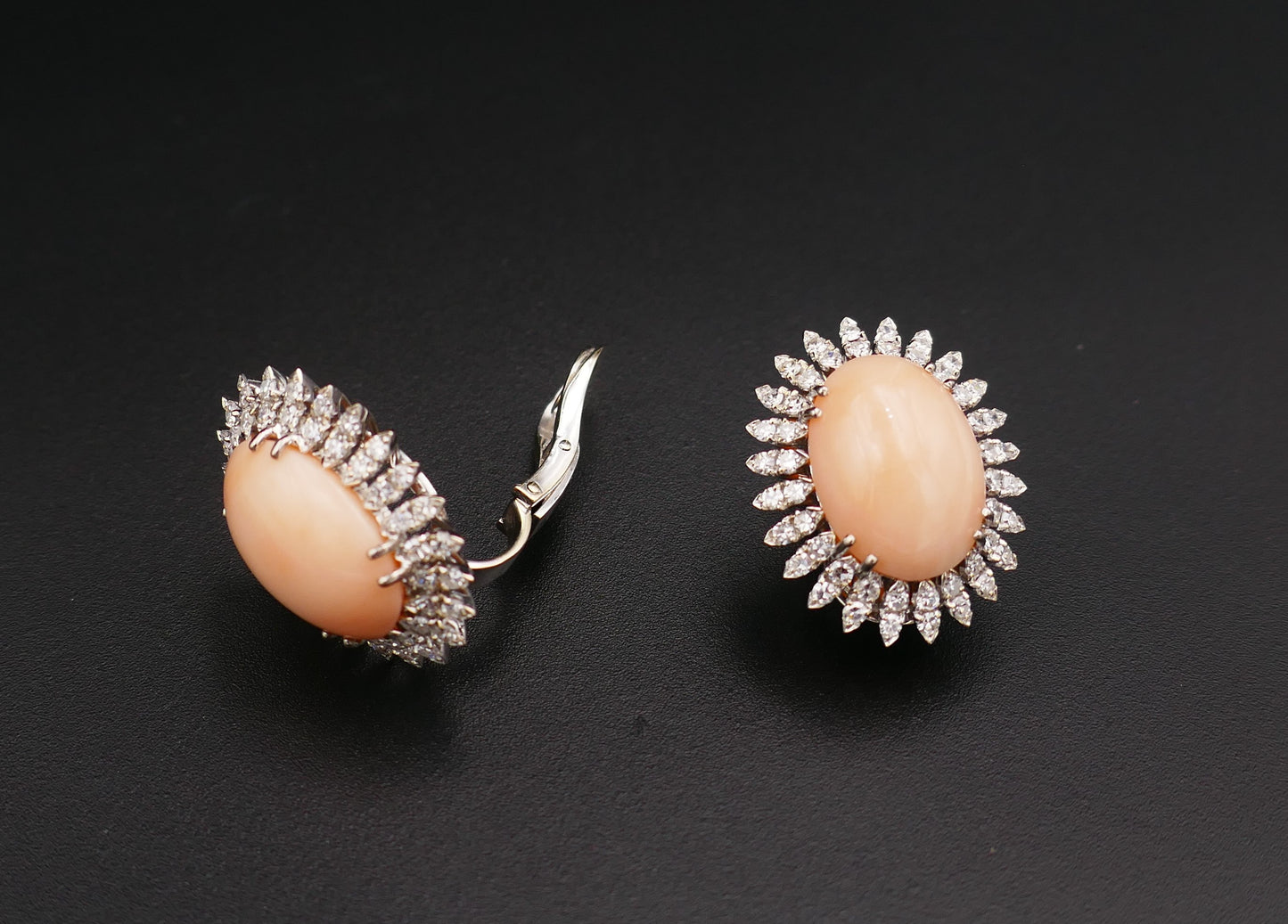 Boucles d'Oreilles Corail Peau d'Ange Et Diamants, Or 18 Carats.