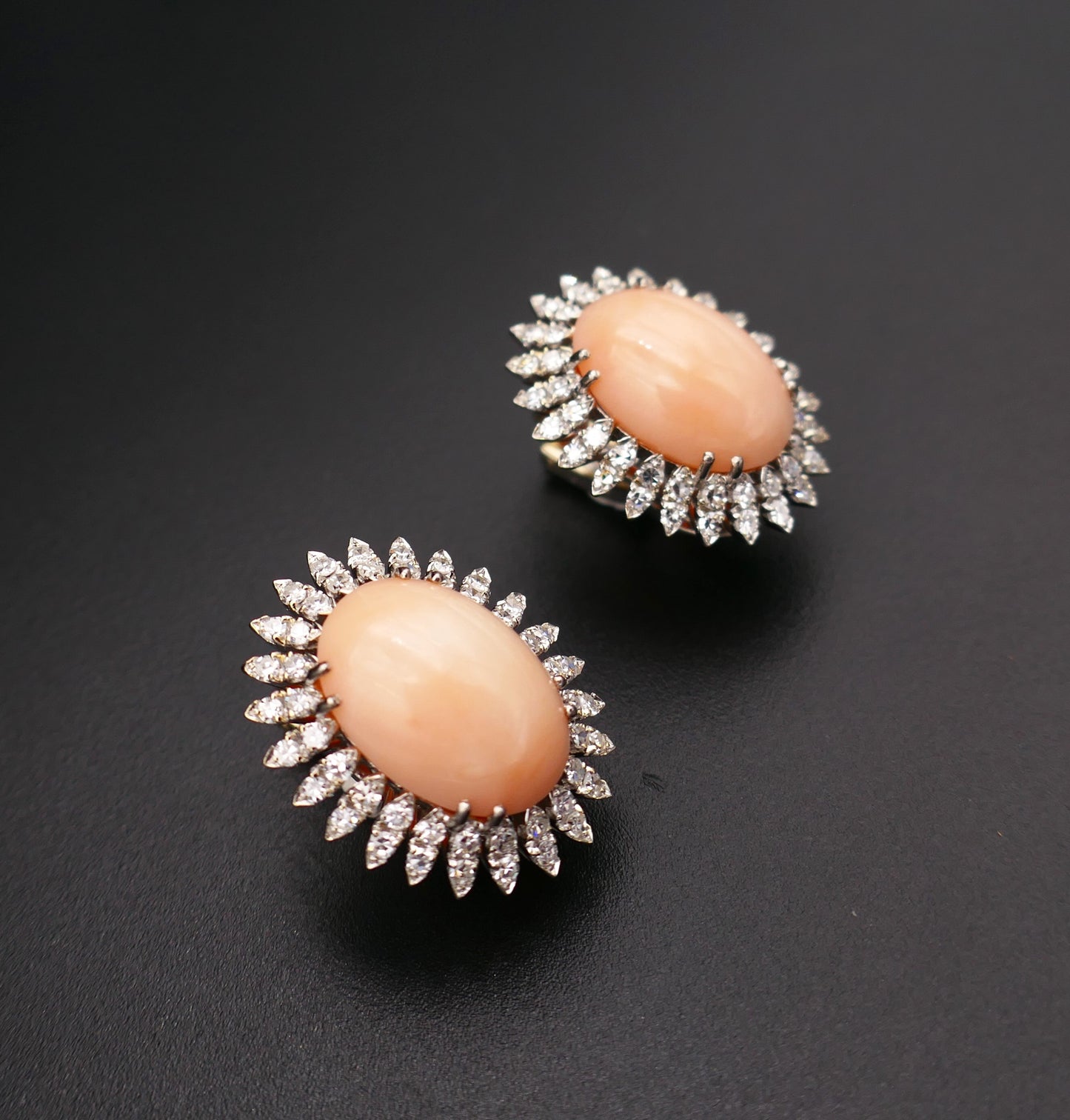 Boucles d'Oreilles Corail Peau d'Ange Et Diamants, Or 18 Carats.