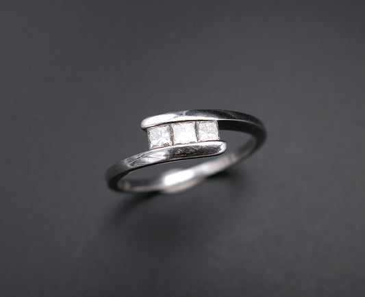 Bague Diamants Princesse 0,30 Carat, Or Blanc 18 Carats.