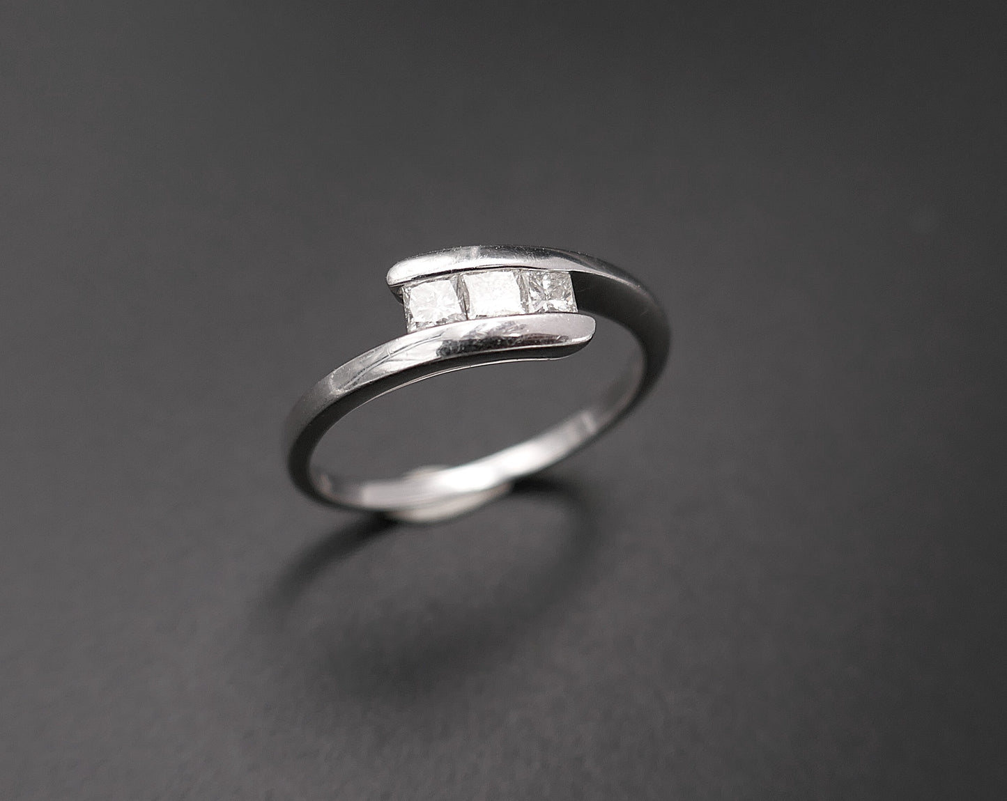 Bague Diamants Princesse 0,30 Carat, Or Blanc 18 Carats.