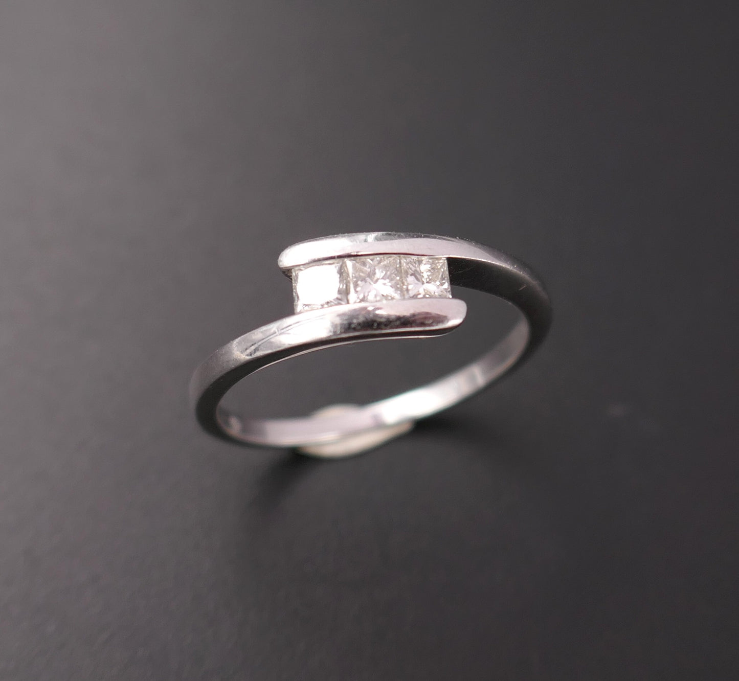Bague Diamants Princesse 0,30 Carat, Or Blanc 18 Carats.