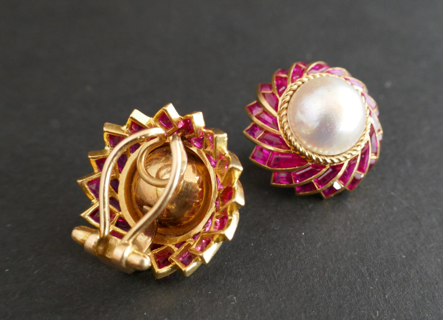 Boucles d'oreilles Clips Perles Mabé et rubis Verneuil Calibrés, or 18 carats.