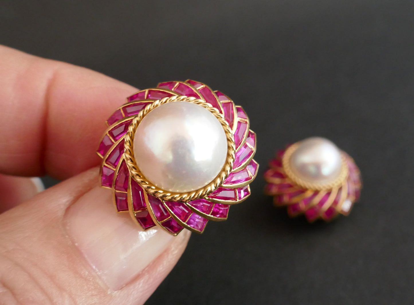 Boucles d'oreilles Clips Perles Mabé et rubis Verneuil Calibrés, or 18 carats.
