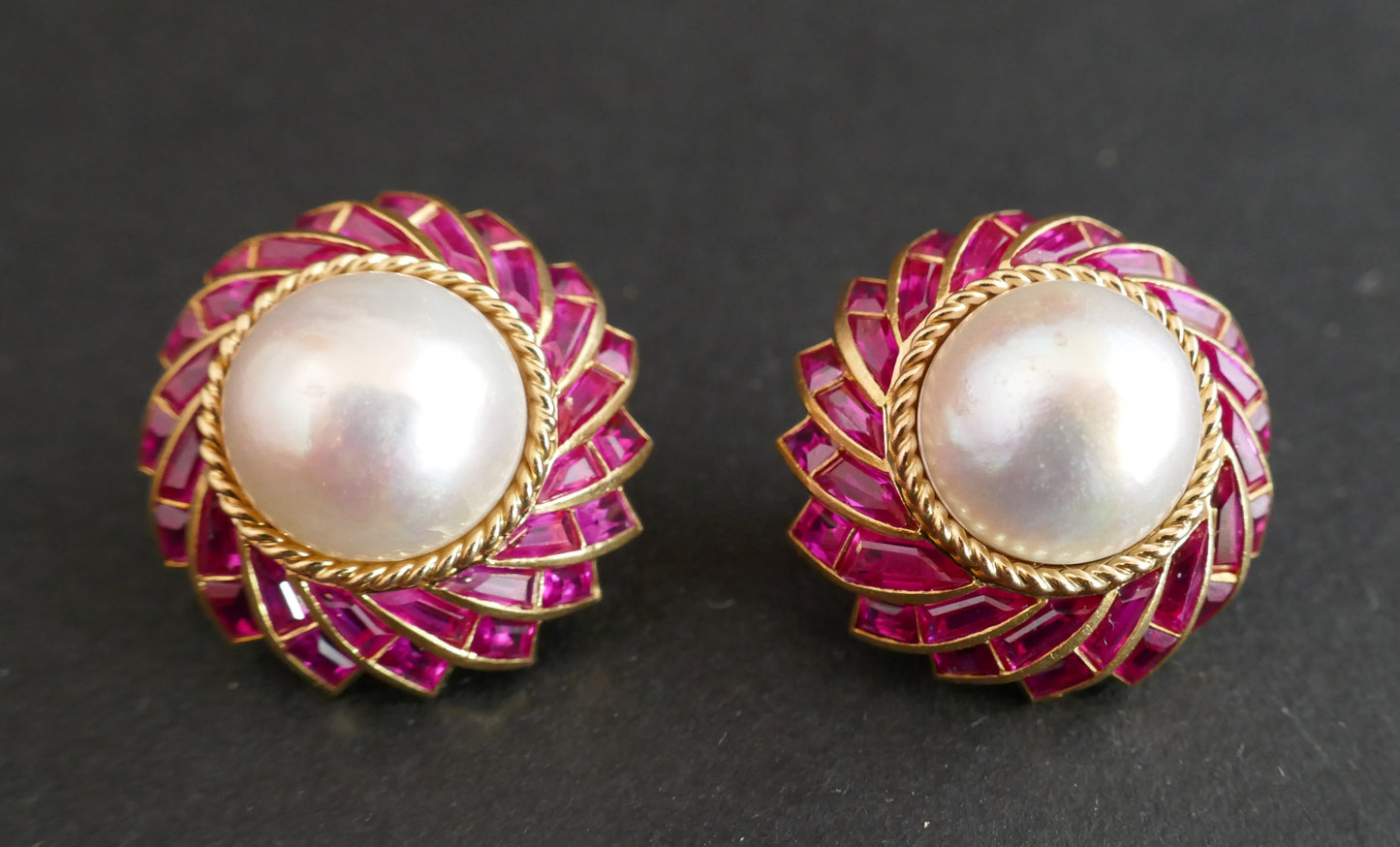 Boucles d'oreilles Clips Perles Mabé et rubis Verneuil Calibrés, or 18 carats.