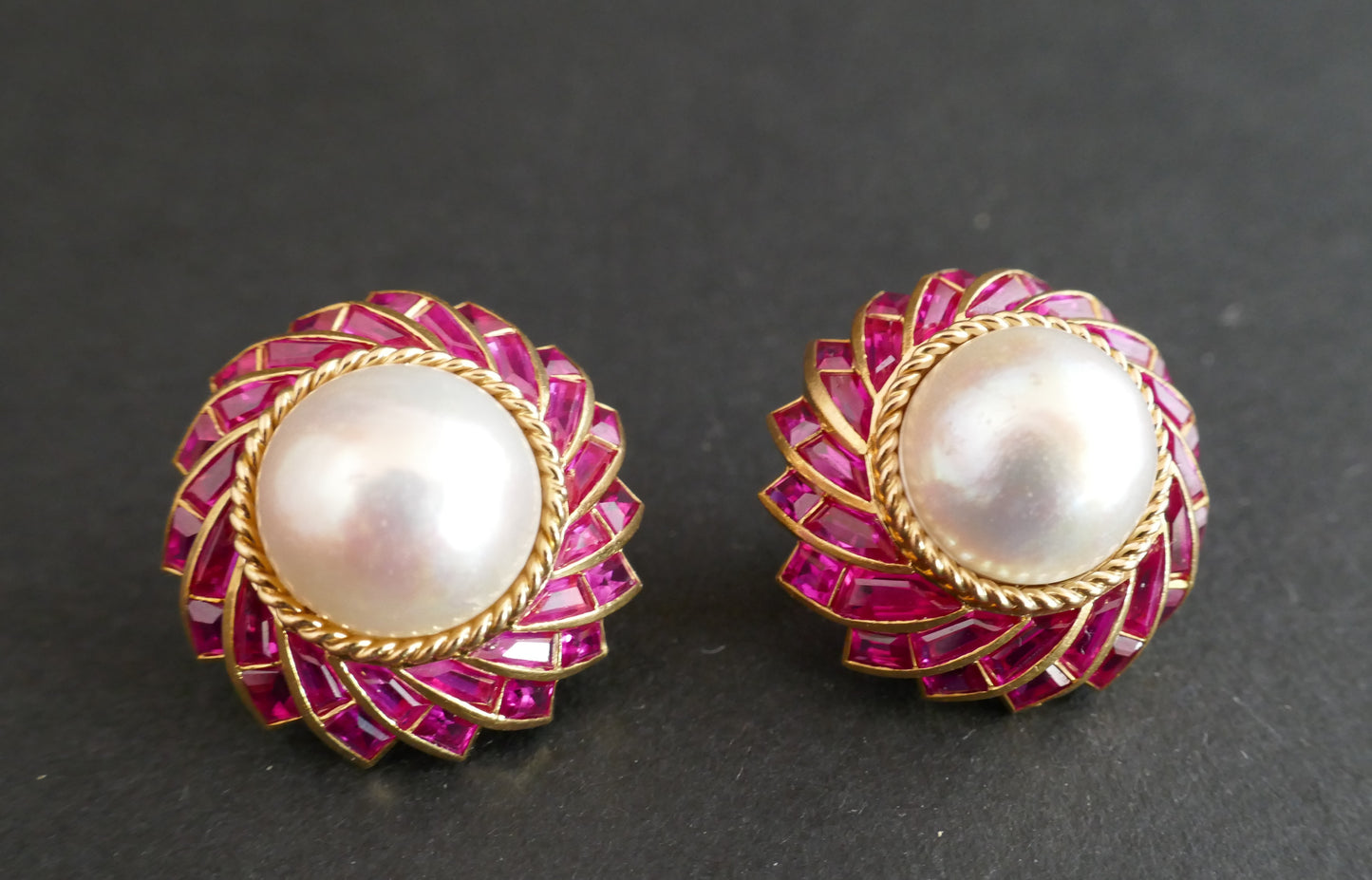 Boucles d'oreilles Clips Perles Mabé et rubis Verneuil Calibrés, or 18 carats.