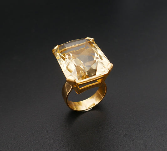 Bague Sertie d'Une Importante Citrine, Or 18 Carats.