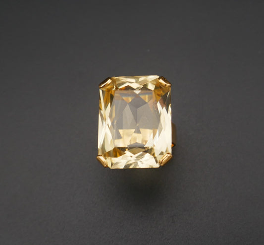 Bague Sertie d'Une Importante Citrine, Or 18 Carats.