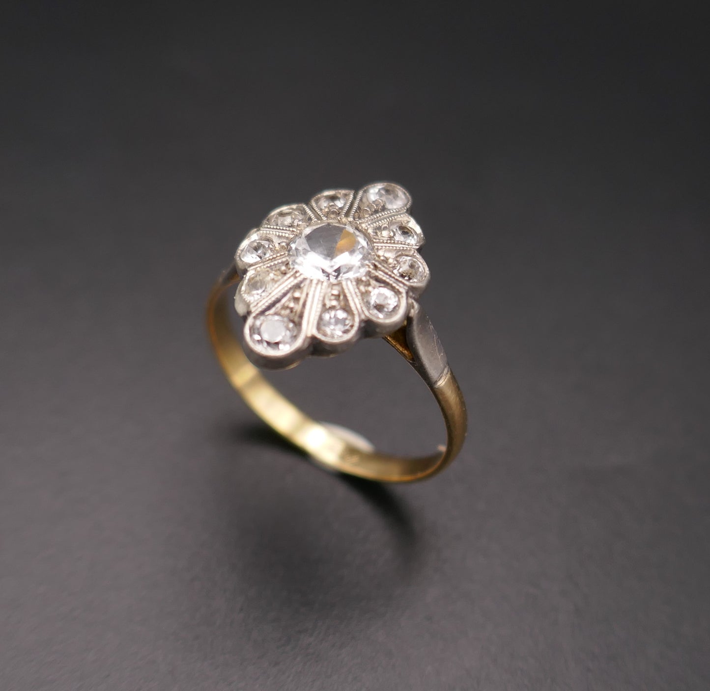 Bague ancienne or 2 tons  18 carats et pierres blanches.