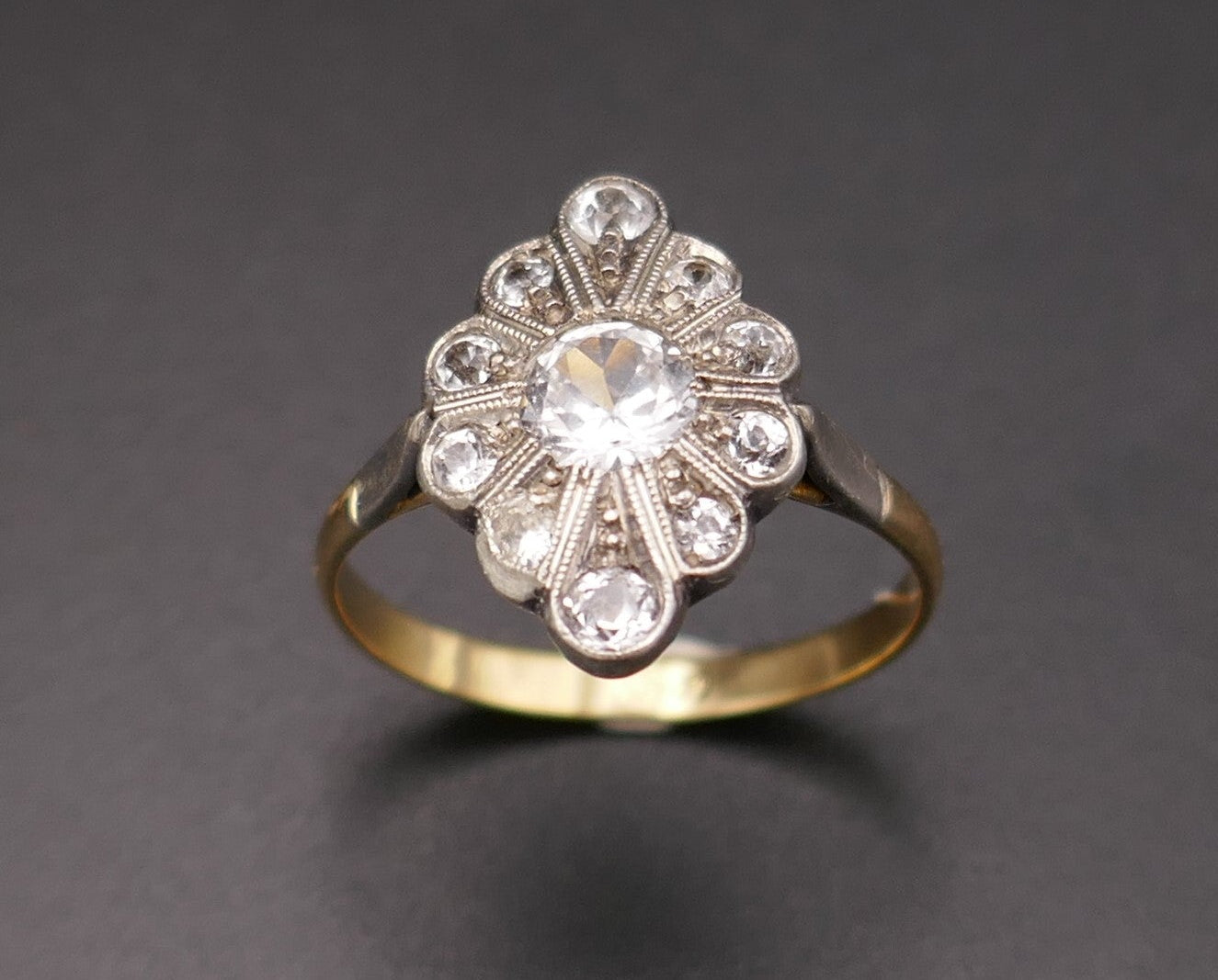 Bague ancienne or 2 tons  18 carats et pierres blanches.