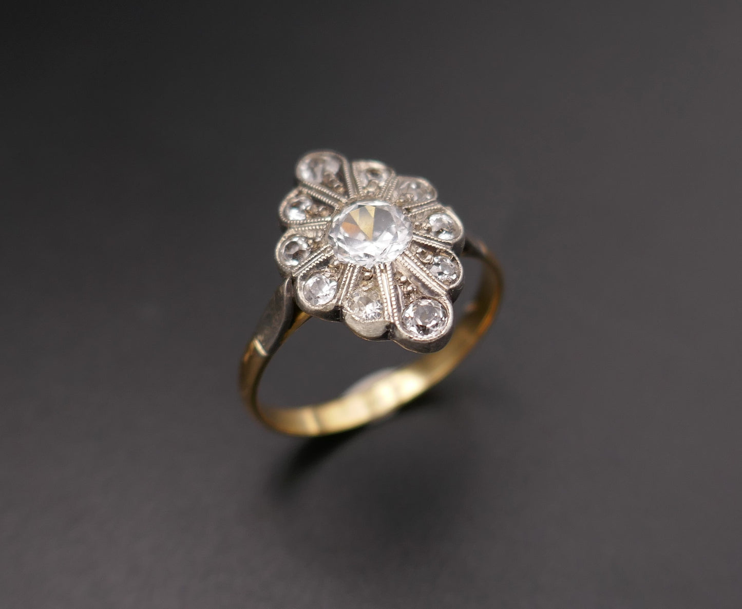 Bague ancienne or 2 tons  18 carats et pierres blanches.