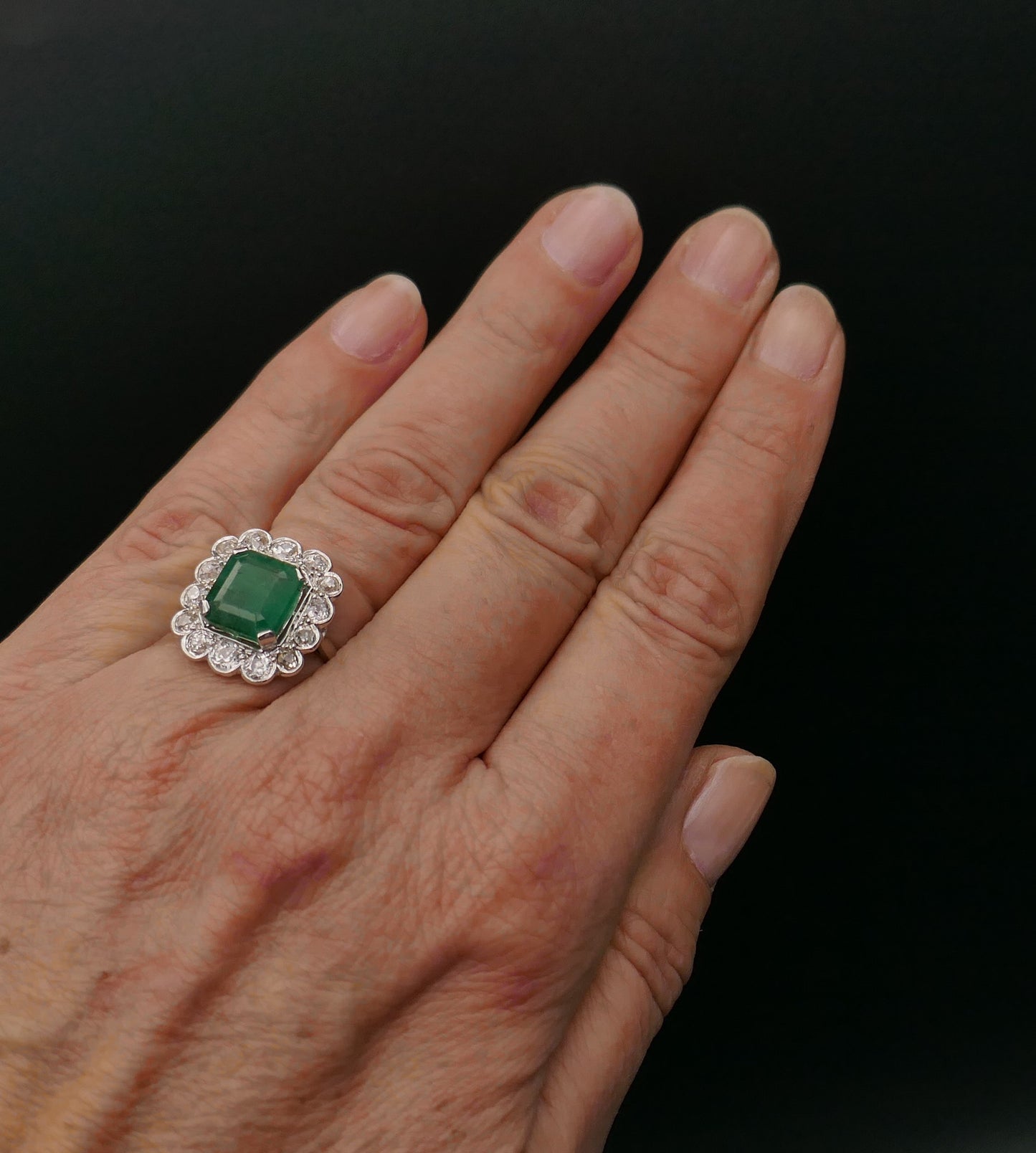Bague émeraude et diamants, or blanc 18 carats.