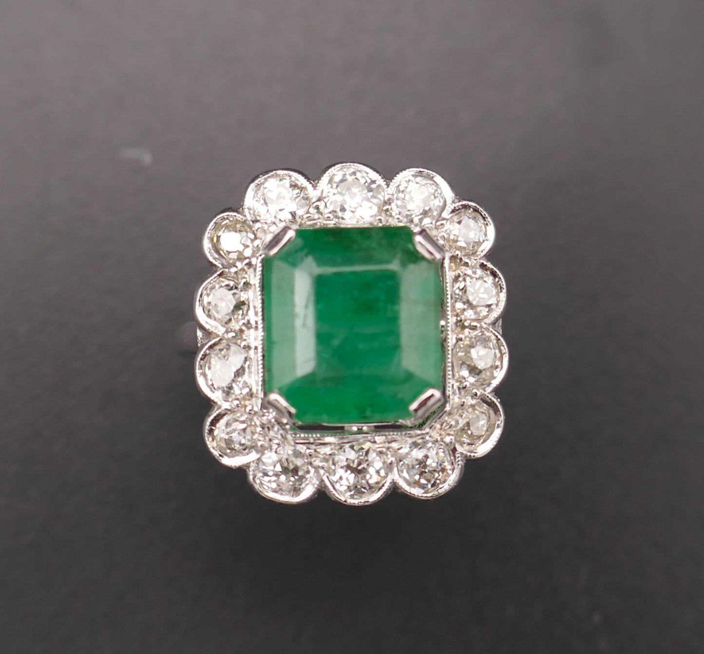 Bague émeraude et diamants, or blanc 18 carats.