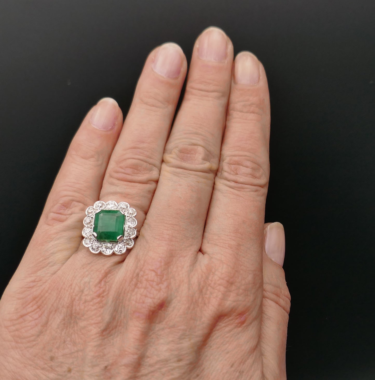 Bague émeraude et diamants, or blanc 18 carats.