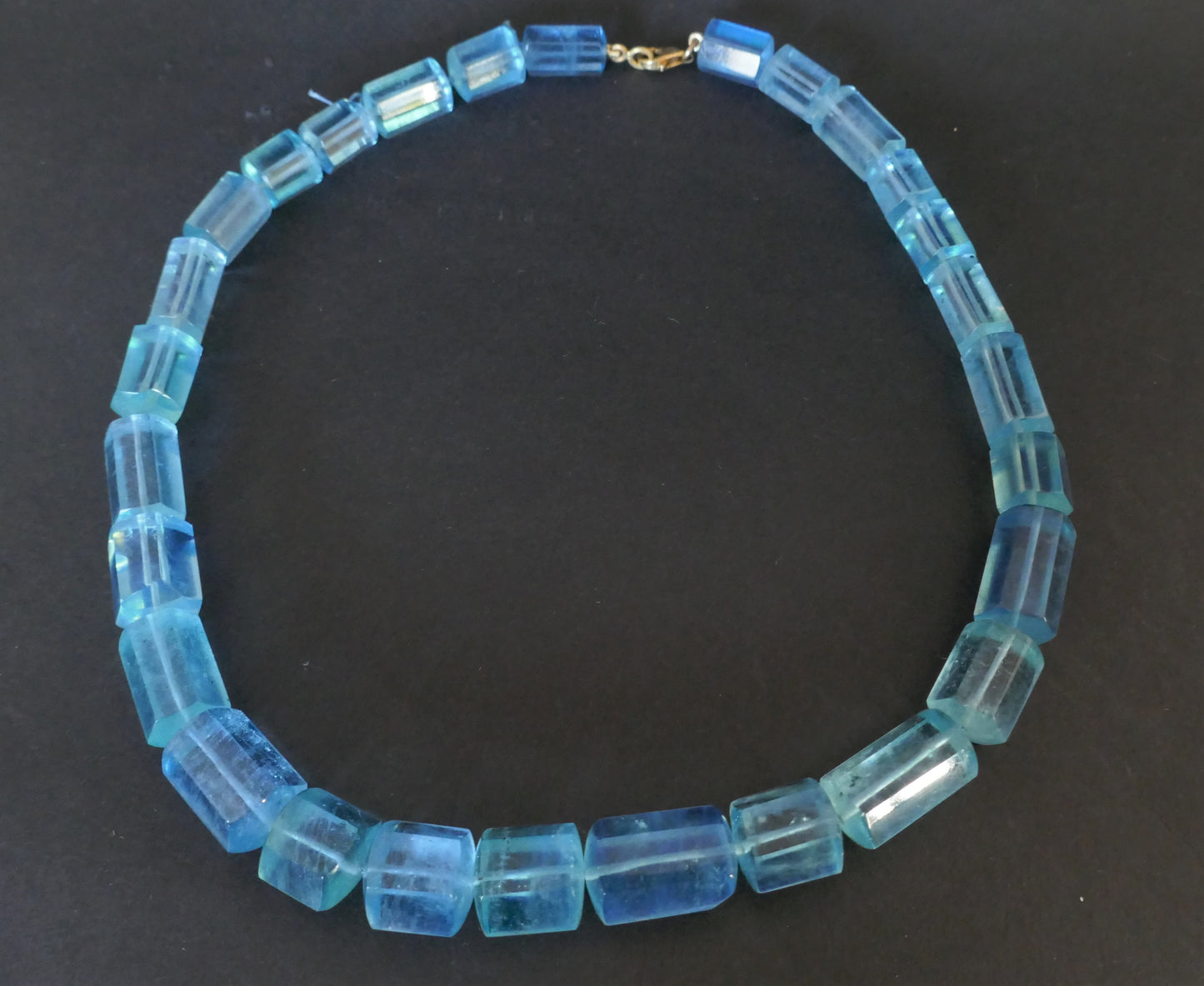 Collier d'aigues-marines, fermoir or 18 carats.