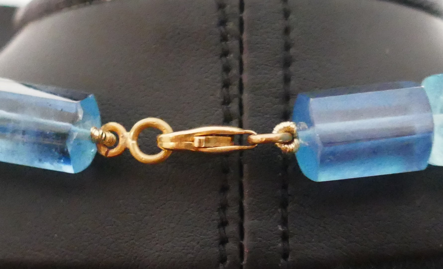 Collier d'aigues-marines, fermoir or 18 carats.