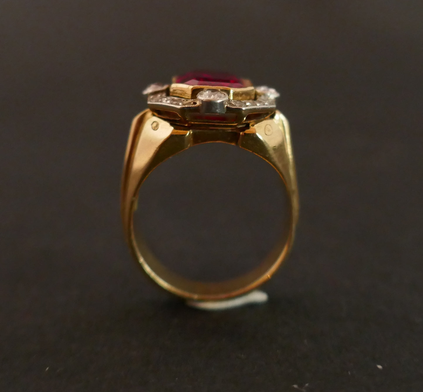 Bague chevalière Tank pierre rouge Et Diamants, Or 18 Carats