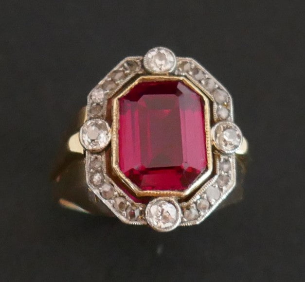 Bague chevalière Tank pierre rouge Et Diamants, Or 18 Carats