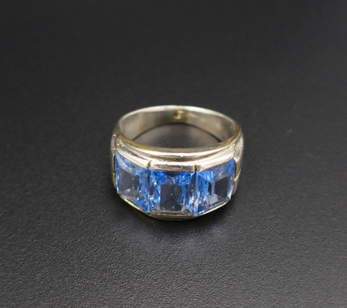 Bague Art Déco En Argent Sertie De 3 Spinelles Bleus De Synthèse.