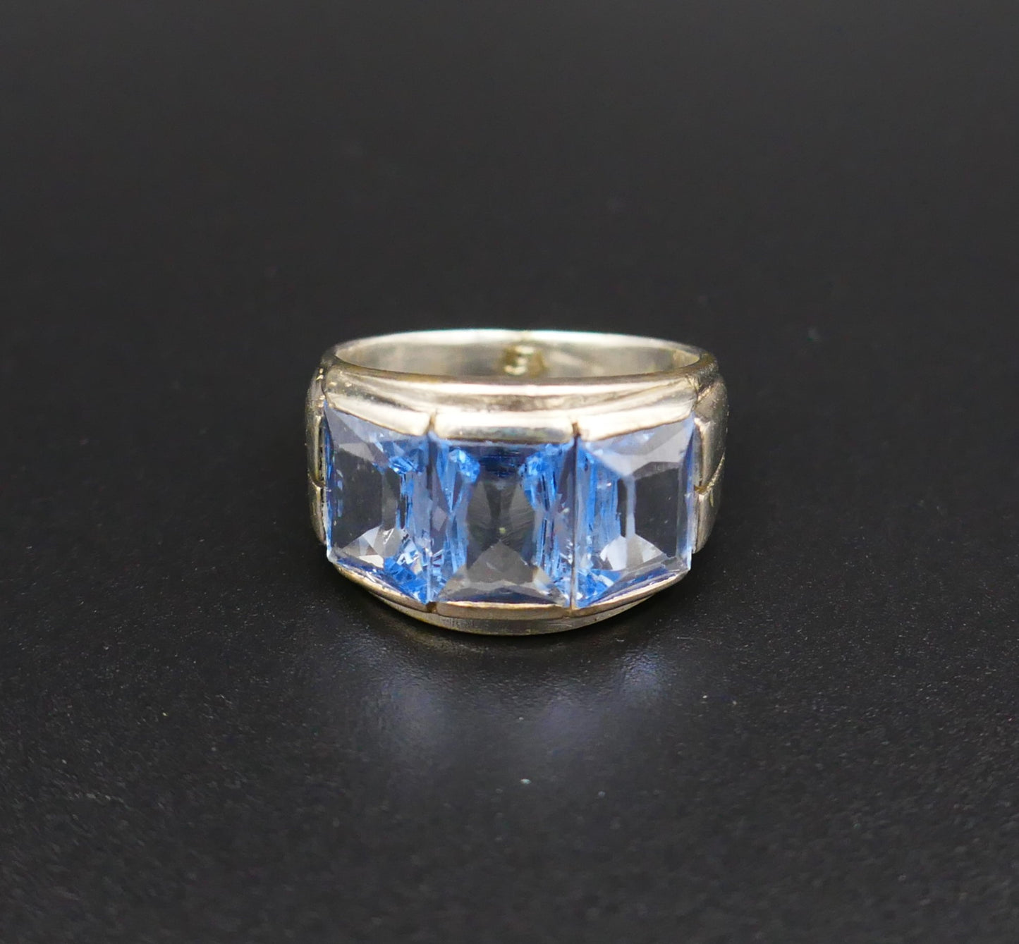 Bague Art Déco En Argent Sertie De 3 Spinelles Bleus De Synthèse.