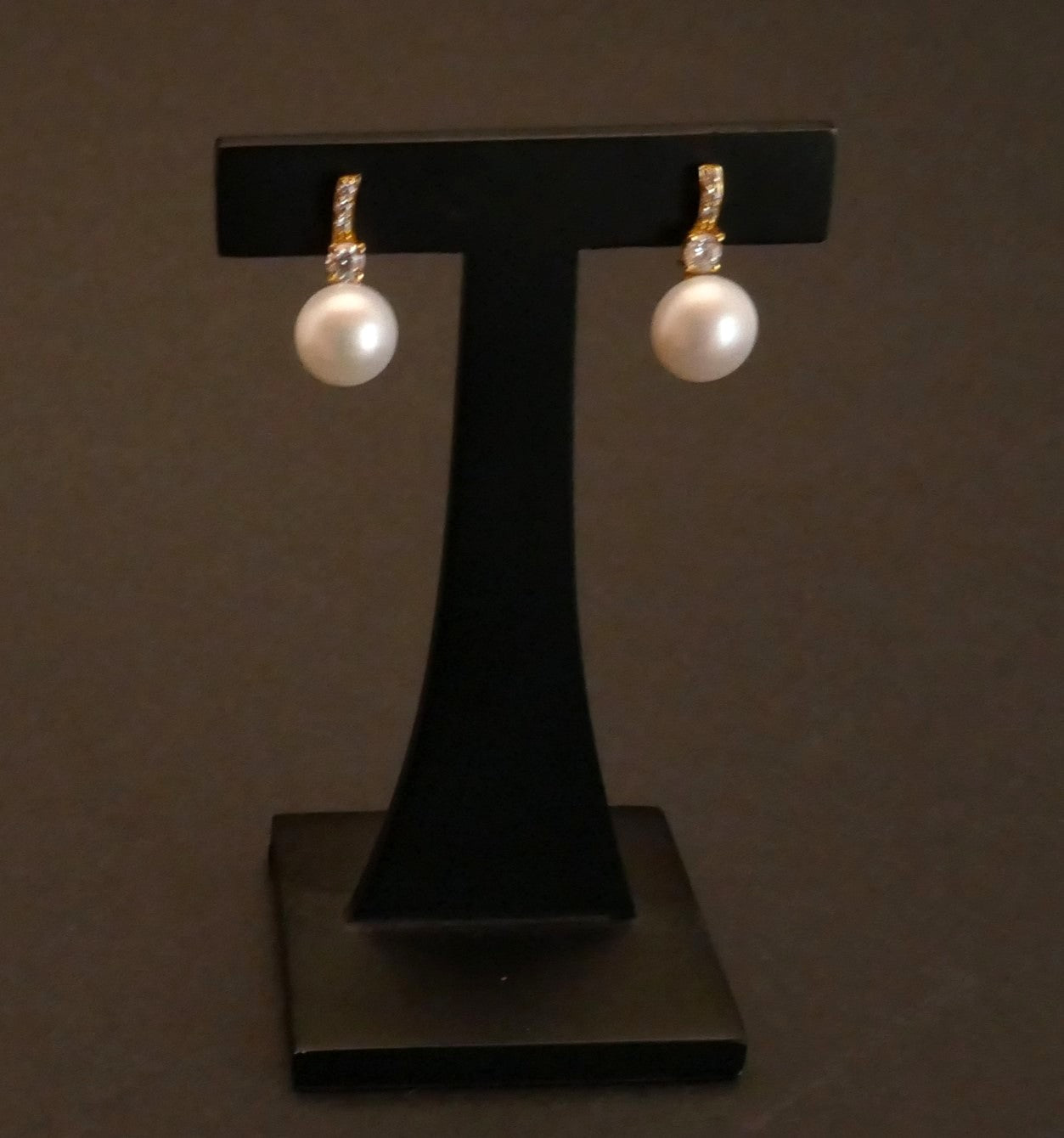 Boucles d'oreilles perles et pierres, or 18 carats.