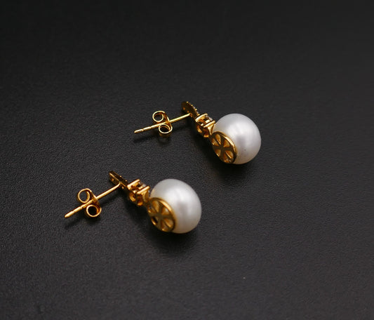 Boucles d'oreilles perles et pierres, or 18 carats.