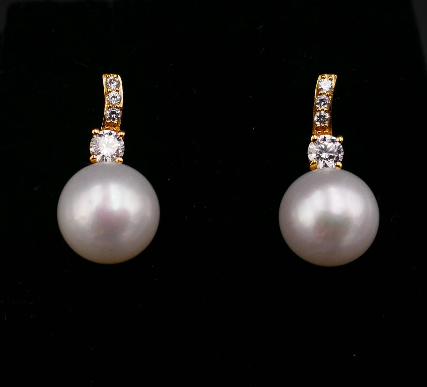 Boucles d'oreilles perles et pierres, or 18 carats.