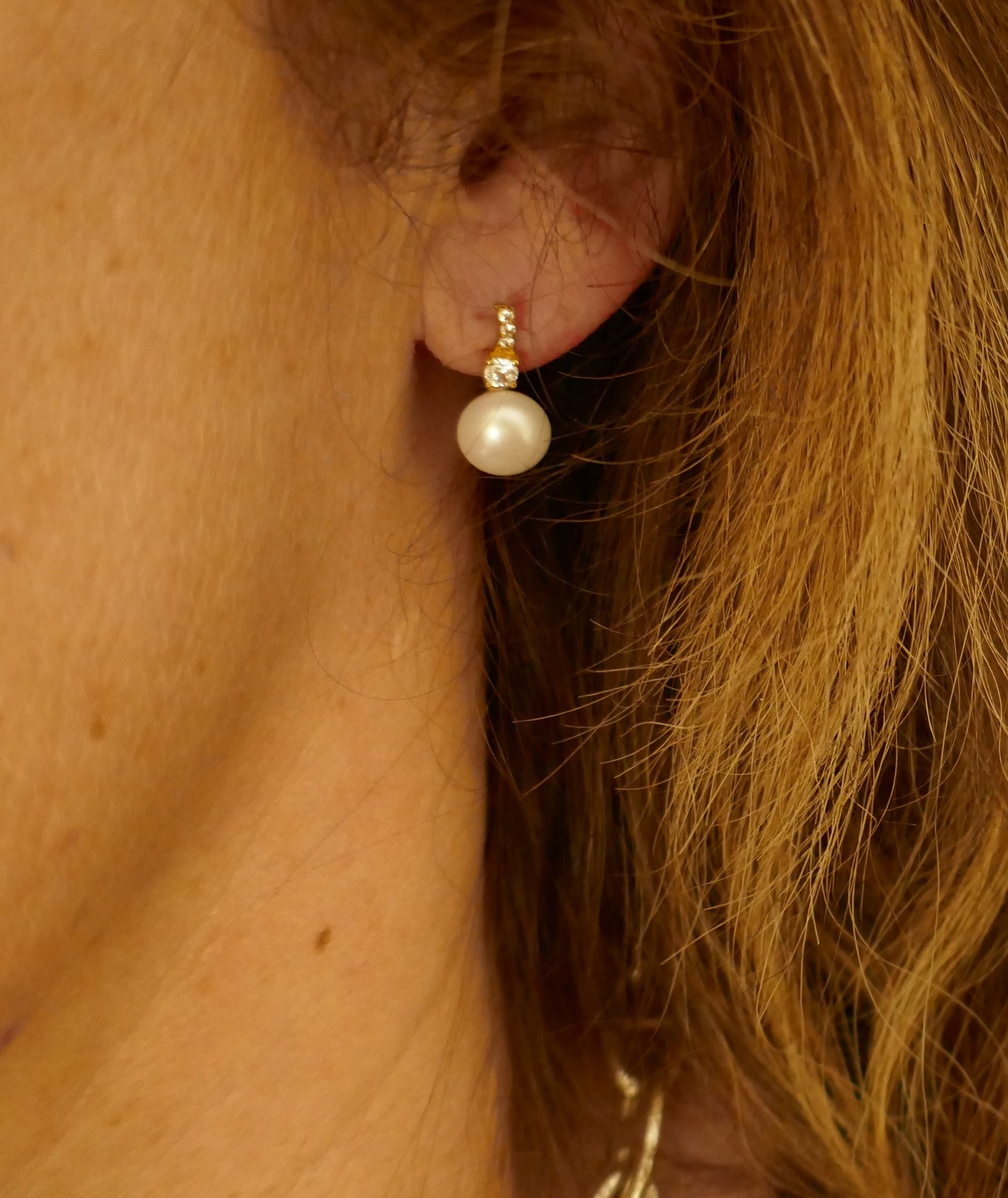 Boucles d'oreilles perles et pierres, or 18 carats.