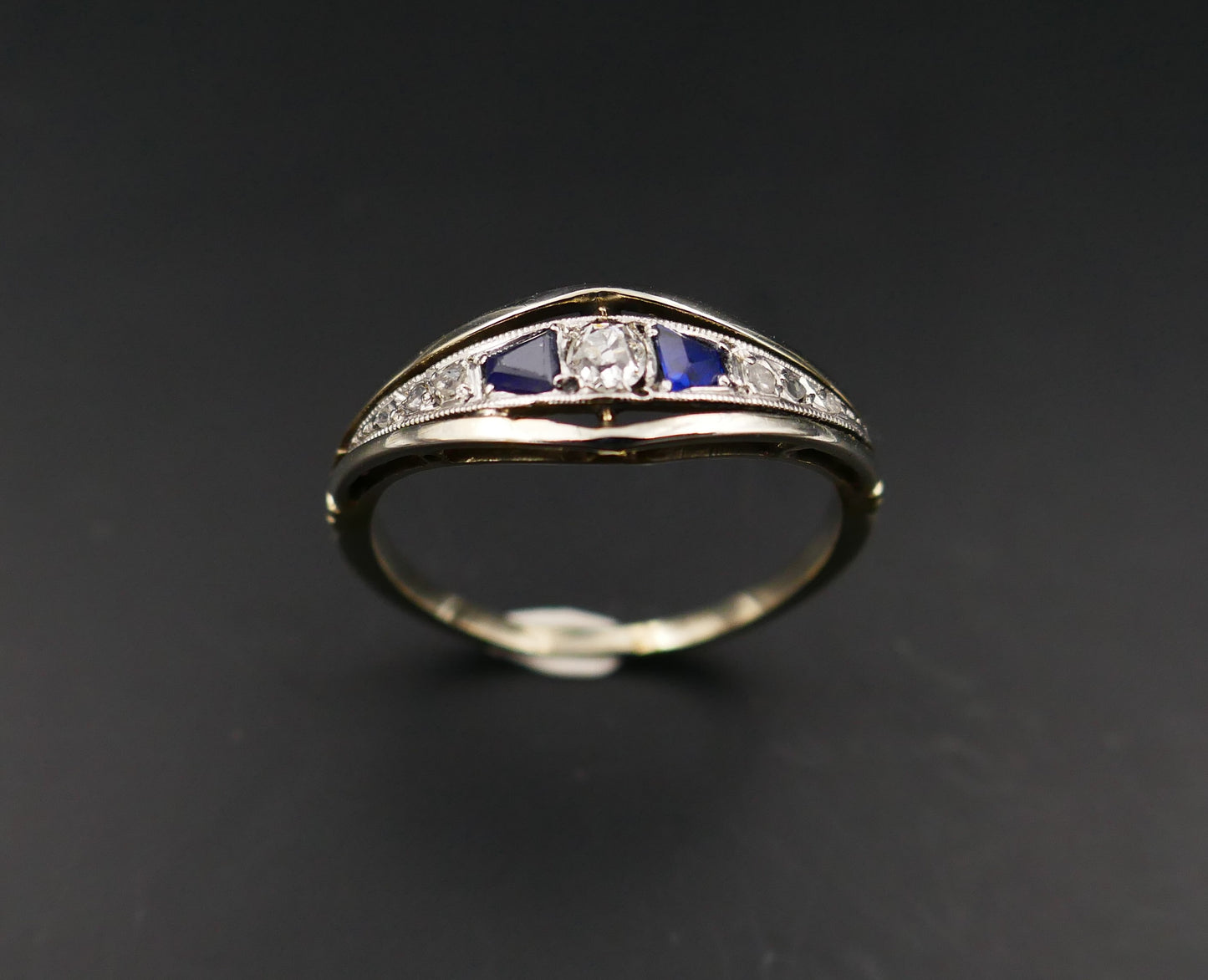 Bague Jarretière Diamants Et Saphir Calibrés, Or Et Platine.