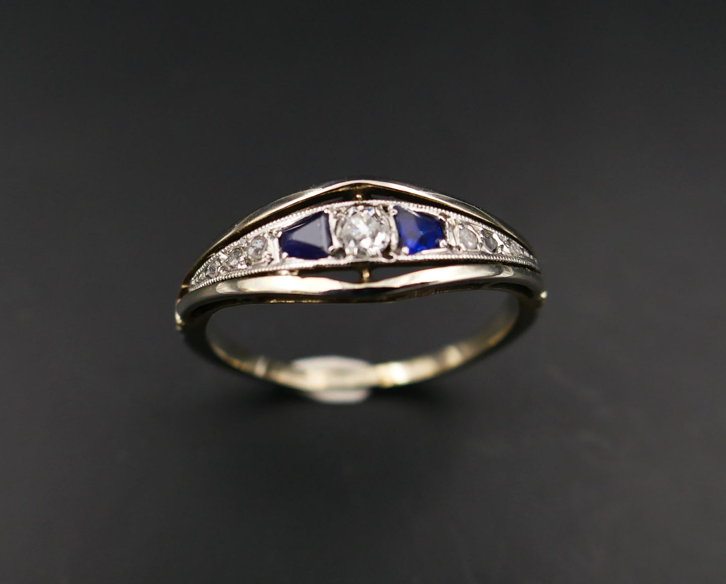 Bague Jarretière Diamants Et Saphir Calibrés, Or Et Platine.