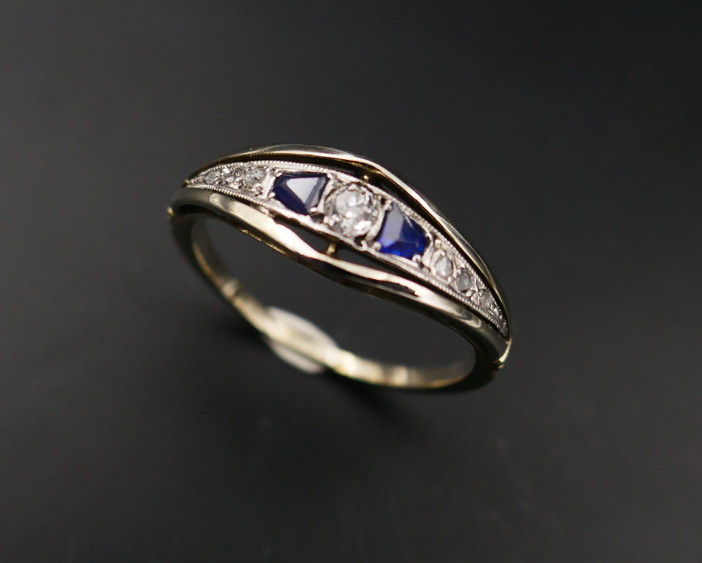 Bague Jarretière Diamants Et Saphir Calibrés, Or Et Platine.