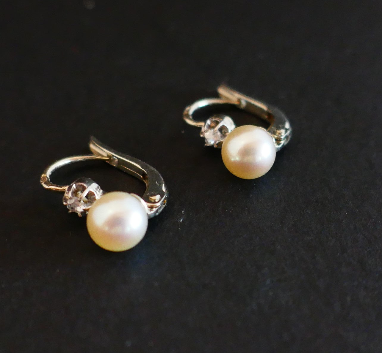 Boucles d'Oreilles Dormeuses Perles Et Diamants, Or Blanc 18 Carats.