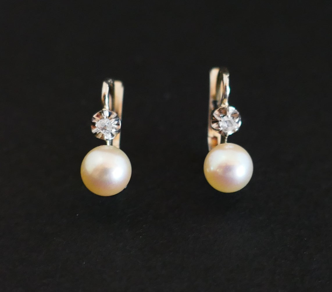 Boucles d'Oreilles Dormeuses Perles Et Diamants, Or Blanc 18 Carats.