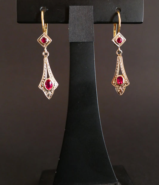 Boucles d'Oreilles anciennes en Or 2 Tons ornées de rhodolites.