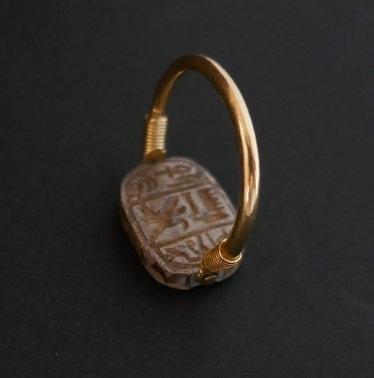 Bague Double Face Gravée De Hiéroglyphes Sur Stéalite, Or 18 Carats