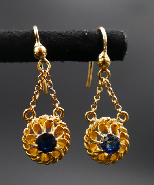 Boucles d'oreilles saphirs, or 18 carats.