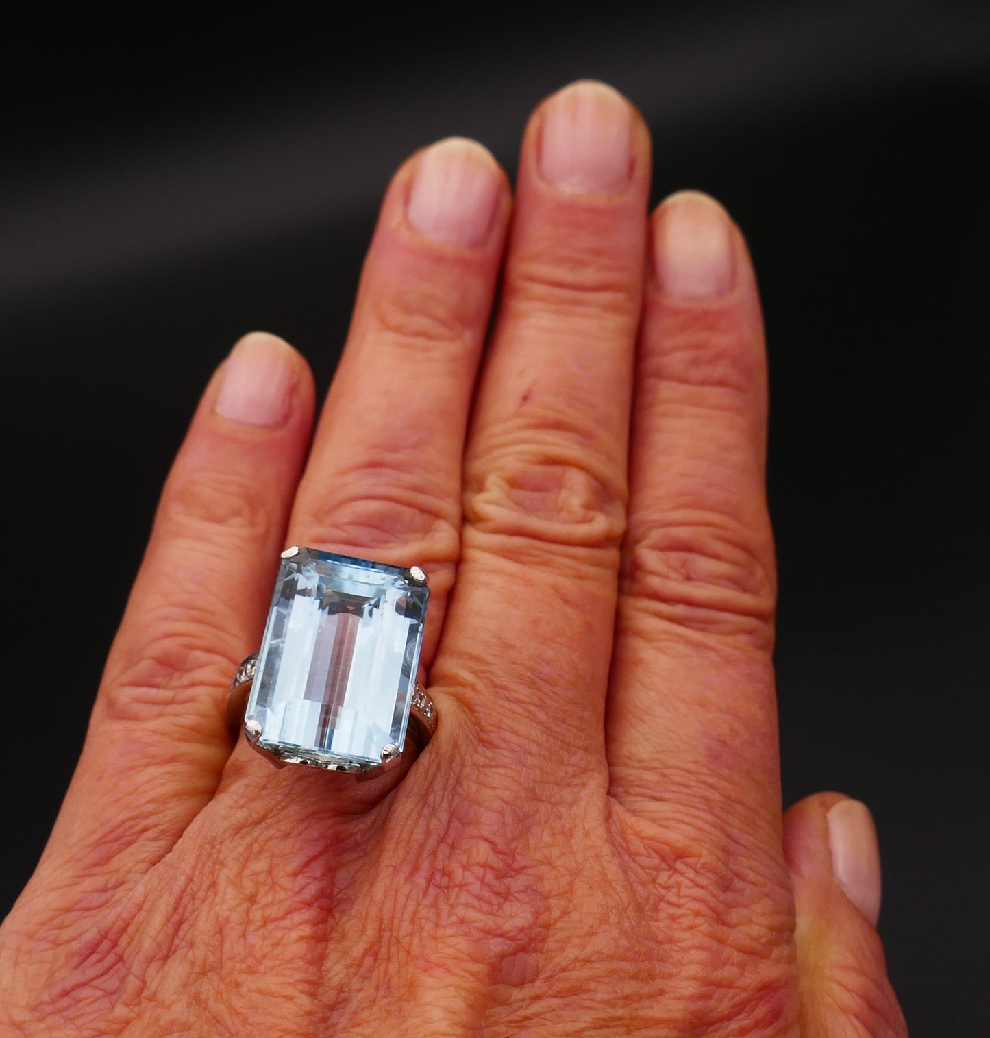 Bague Sertie d'Une Importante Aigue Marine épaulée De Diamants.