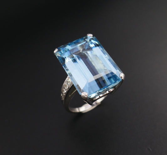 Bague Sertie d'Une Importante Aigue Marine épaulée De Diamants.