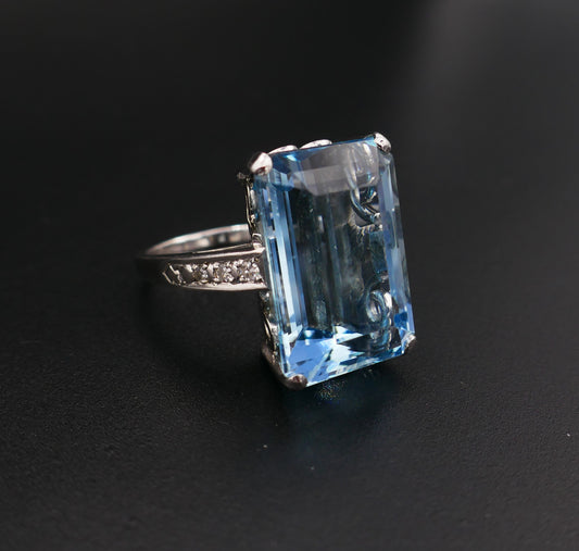 Bague Sertie d'Une Importante Aigue Marine épaulée De Diamants.