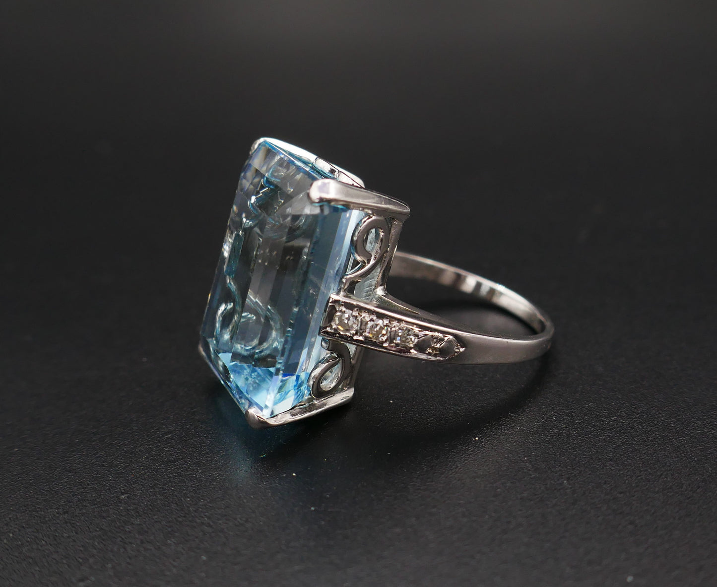 Bague Sertie d'Une Importante Aigue Marine épaulée De Diamants.