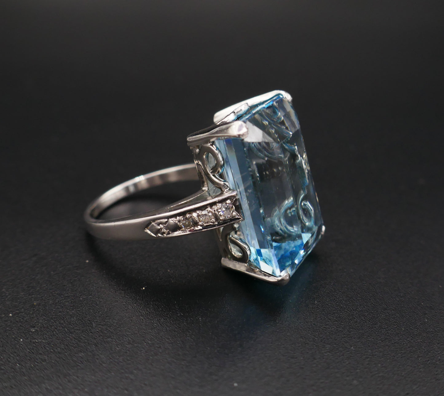 Bague Sertie d'Une Importante Aigue Marine épaulée De Diamants.