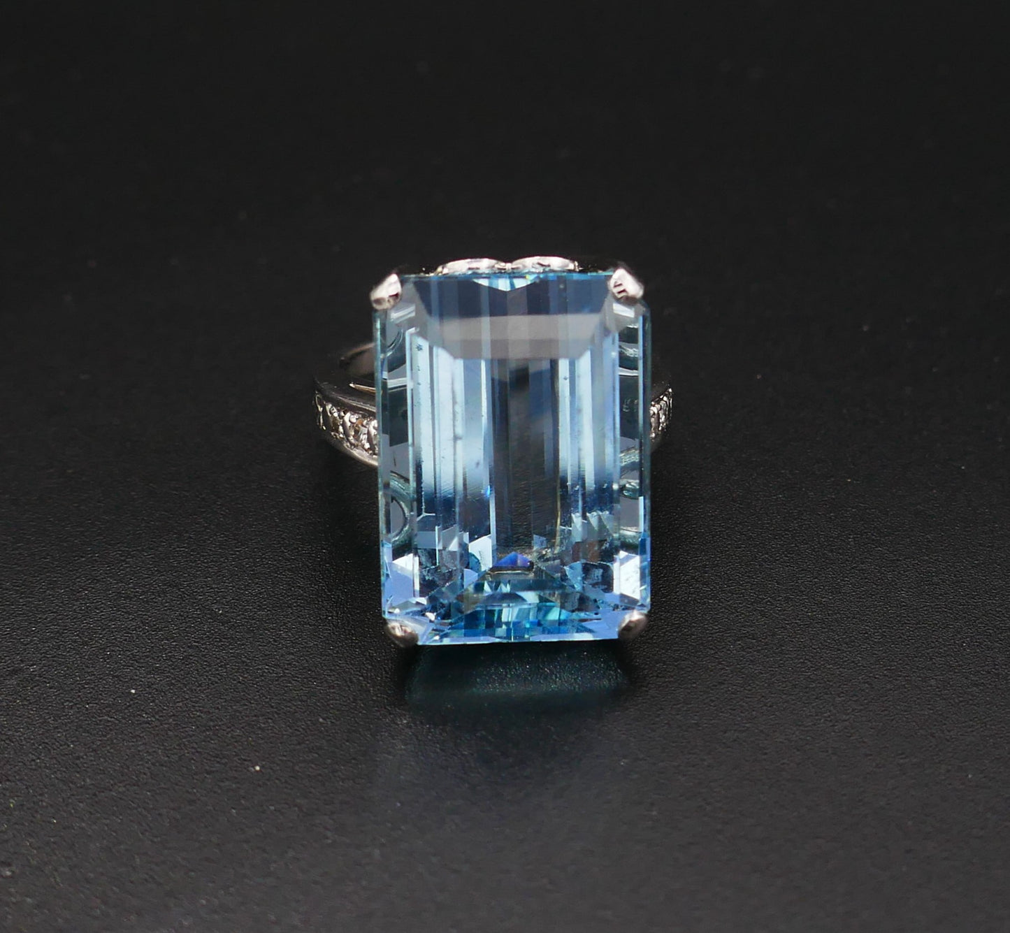 Bague Sertie d'Une Importante Aigue Marine épaulée De Diamants.