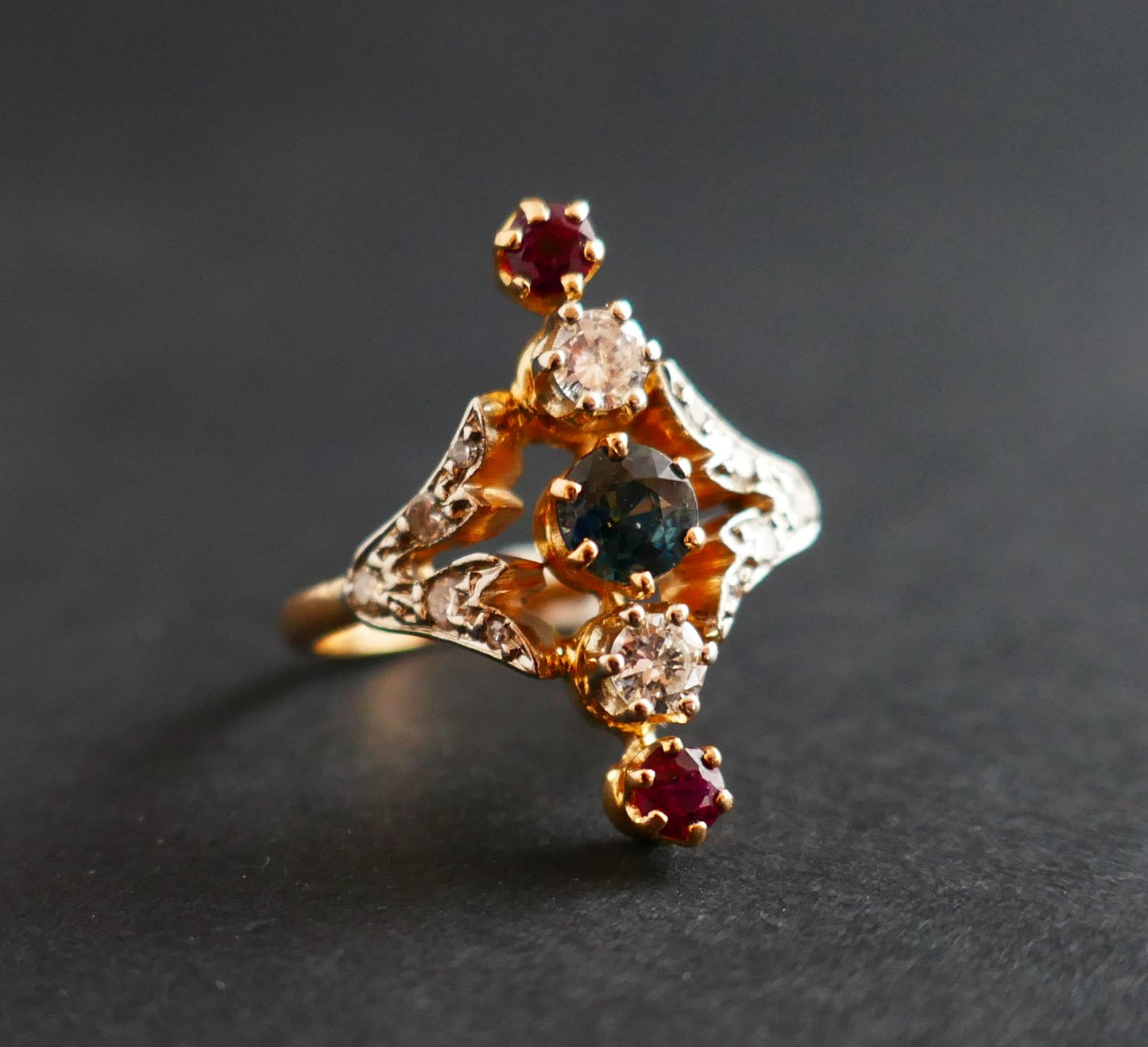 Bague Marquise Diamants, Saphirs Et Rubis